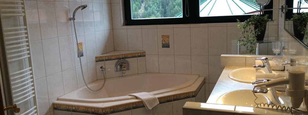 Badezimmer im Apart Edelweiß-Suite - Alp Resort Tiroler Adler - Sölden