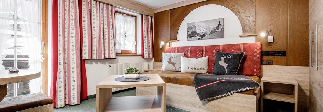 Appartement Nederkogl Wohnzimmer - Altes Holzhaus - Sölden