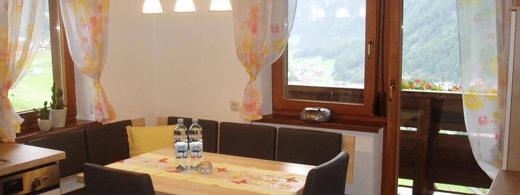 Küche mit Sitzgruppe - Appartement Harmonie - Sölden