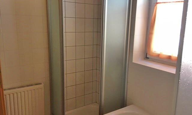 Badezimmer mit Dusche und Badewanne - Appartement Schöpf Romed - Sölden