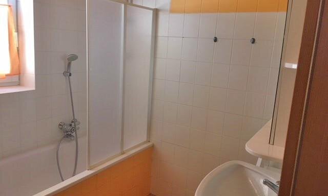 Badezimmer mit Dusche und Badwanne - Appartement Schöpf Romed - Sölden