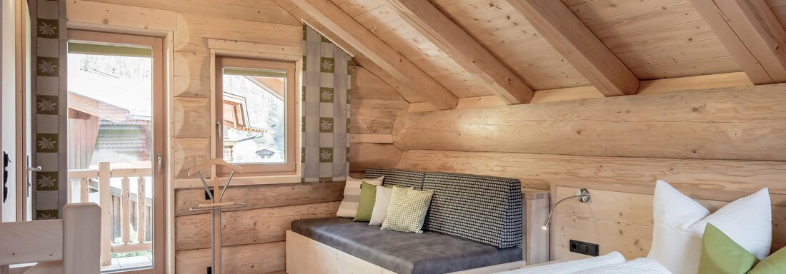 Fichtenchalet - Schlafzimmer mit Sofa - Chalet Resort Sölden - Sölden