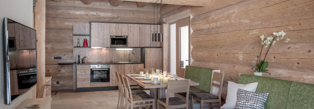 Lärchenchalet Wohnraum mit Küche - Chalet Resort Sölden - Sölden