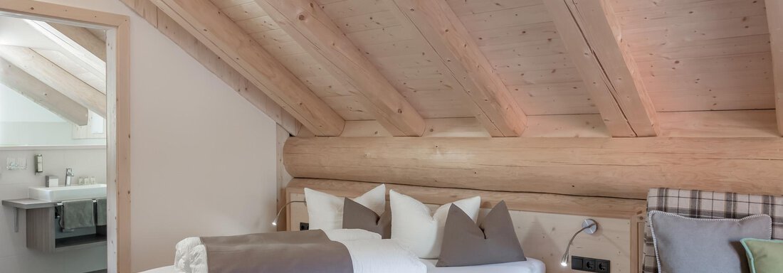 Zirbenchalet - Schlafzimmer mit Zusatzbetten - Chalet Resort Sölden - Sölden