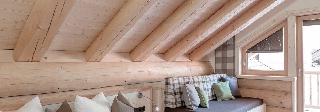 Zirbenchalet - Schlafzimmer mit Sofa - Chalet Resort Sölden - Sölden