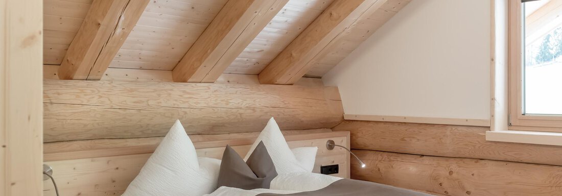 Zirbenchalet - Schlafzimmer mit Dachschräge - Chalet Resort Sölden - Sölden