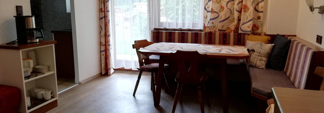 Wohnzimmer mit Essecke - Ferienhaus Raphaela - Sölden