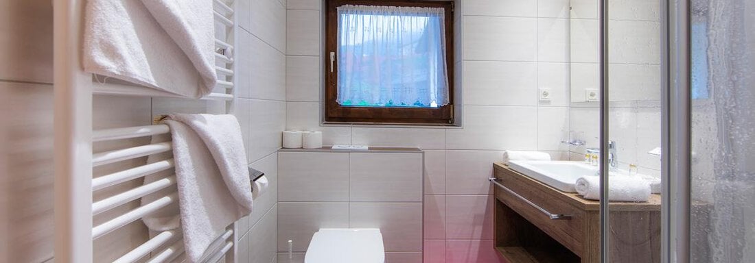 Badezimmer mit Dusche - Garni Jaqueline - Sölden