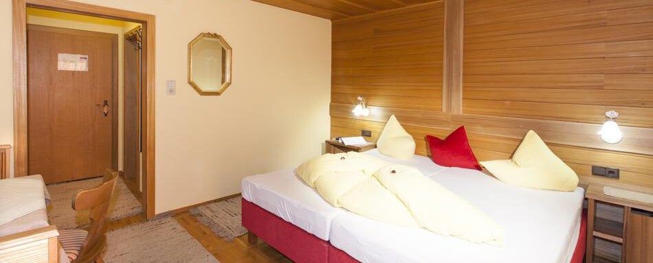 Gaestehaus-Kneisl-Doppelzimmer_Schlafzimmer1 - Gästehaus Kneisl - Sölden