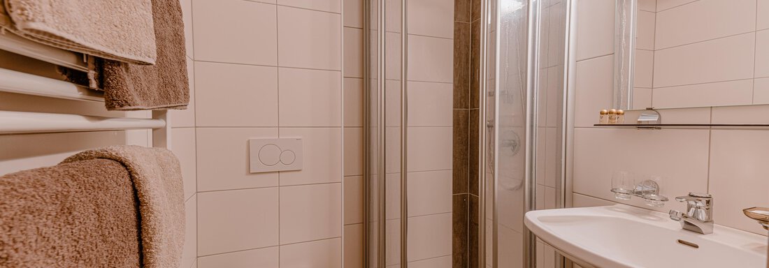 Badezimmer mit Dusche und WC - Haus Crystal - Sölden