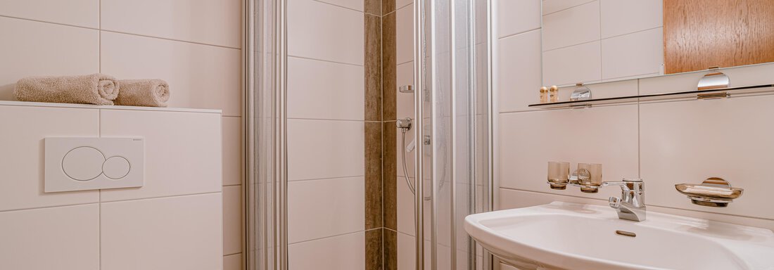 Badezimmer mit Dusche und WC - Haus Crystal - Sölden