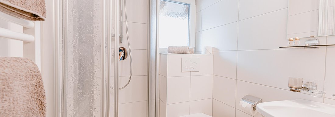 Badezimmer mit Dusche und WC - Haus Crystal - Sölden