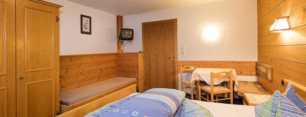 Schlafzimmer mit Couch - Haus Ria - Sölden