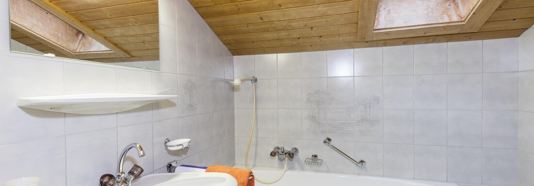 Badezimmer mit Dachschräge - Haus Ria - Sölden