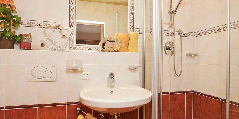 Badezimmer mit Dusche - Pension Alpenruhe - Sölden