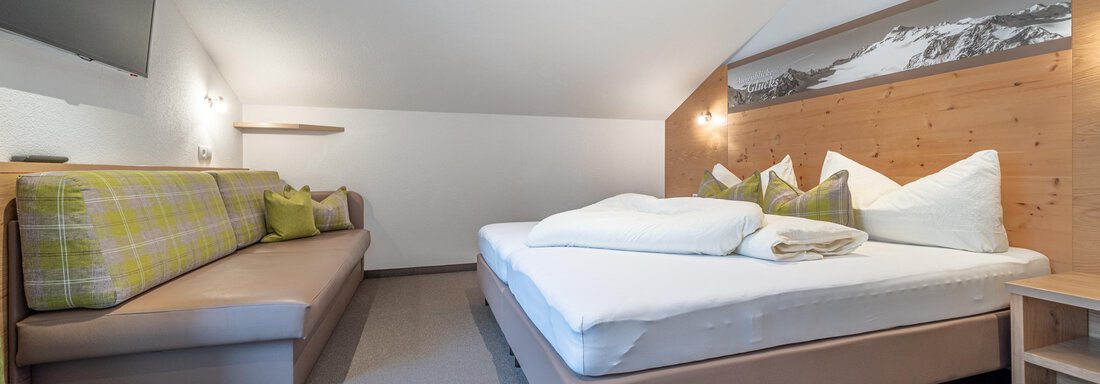 Schlafzimmer mit Schlafcouch - Garni Ötztal - Zwieselstein