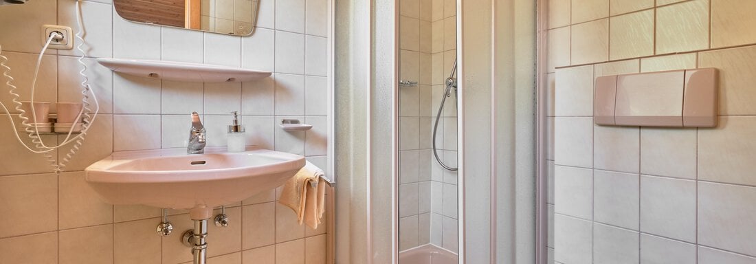 Badezimmer im Dreibettzimmer - Gästehaus Judith - Zwieselstein