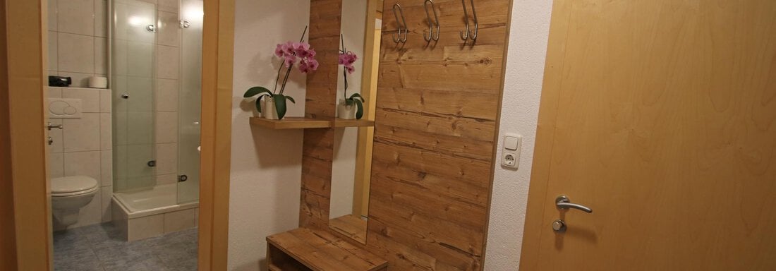 Garderobe und Badezimmer - Haus Praxmarer - Zwieselstein